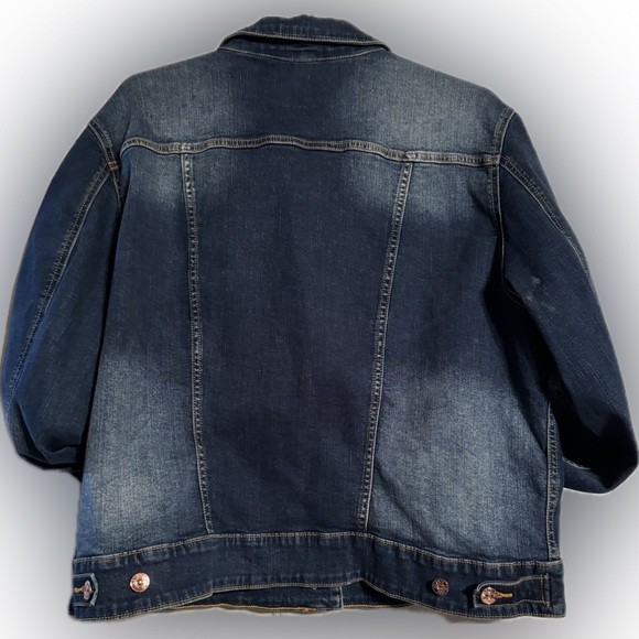 ❤️🌹🌹 LuLaRoe denim jacket. With rose 🌹 colored buttons. - Picture 3 of 9